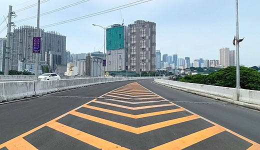 カラヤン橋の車線